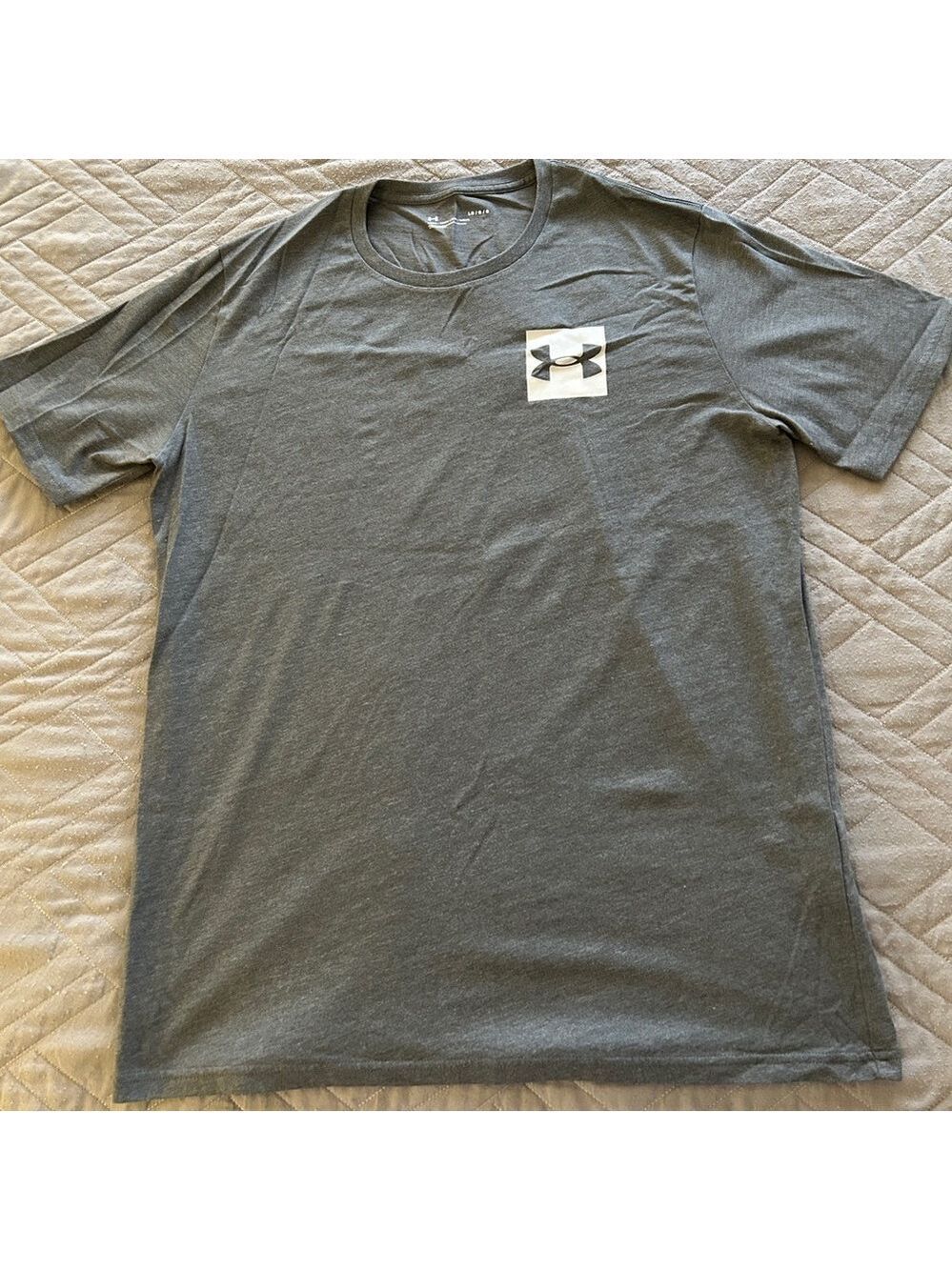 Under Armour Loose Fit Men’s T-Shirt Size L EUC